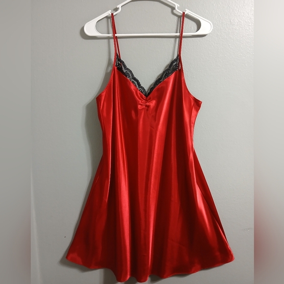 Elegant Red Satin Nightgown with Lace Trim - Picture 1 of 10